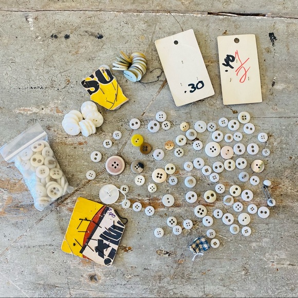 ♥️ Vintage ♥️ White & Cream Button Lot - Picture 6 of 10